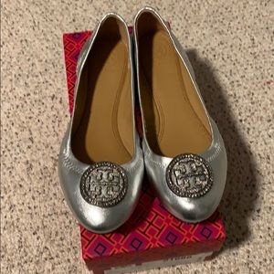 Tory Bur h Liana Ballet Flat - Metallic Silver